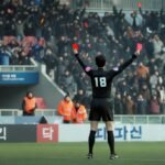 Árbitro muestra tarjeta amarilla al público durante partido de la K League entre equipos surcoreanos en febrero